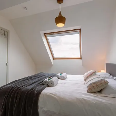 Beautiful And Spacious With Terrace